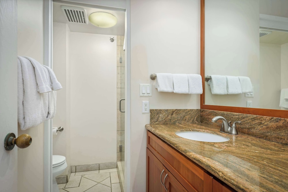 1 Bedroom, Suite, Queen Bed, Ocean Front, Sofa، Aston At Papakea Resort 3/4