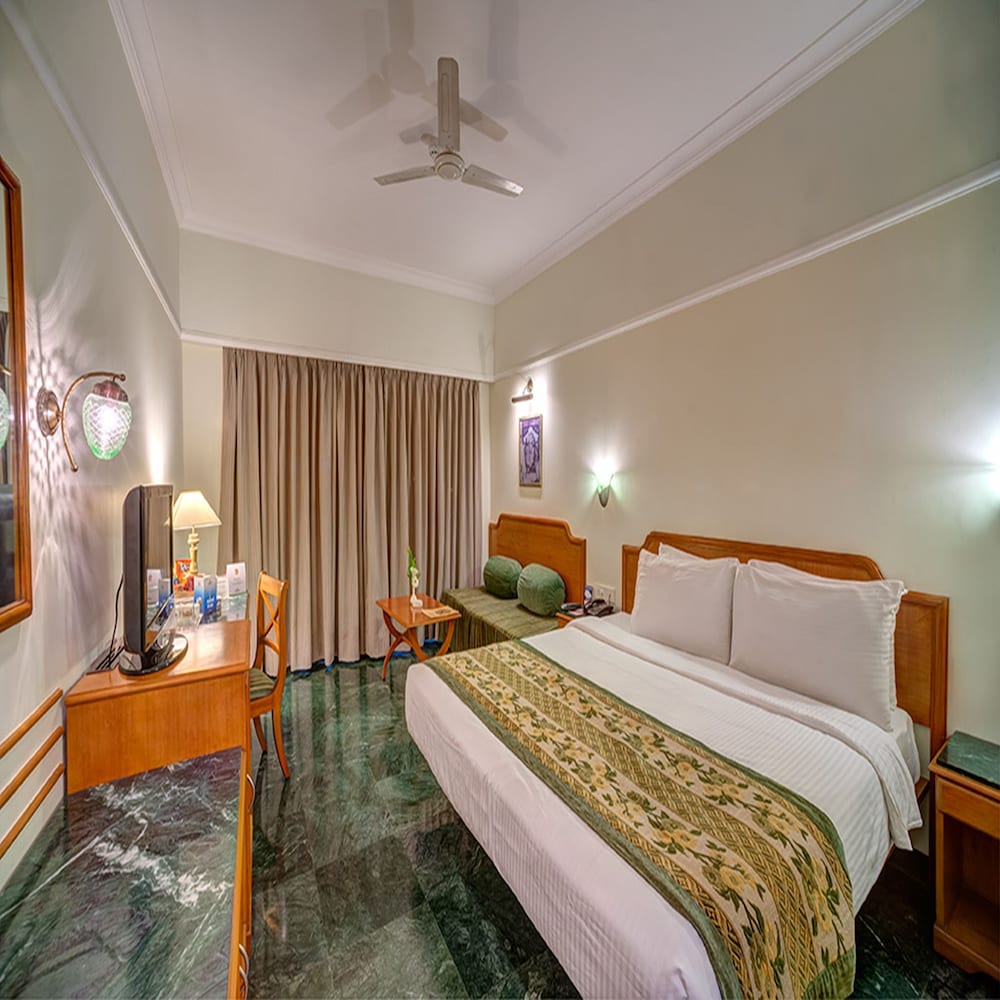 Renest Shraddha Inn Shirdi (ex Shraddha Sarovar Portico) 15/41