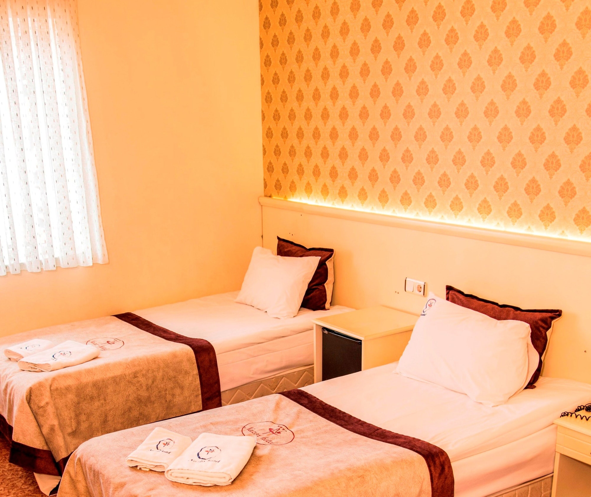 ROOM, SINGLE