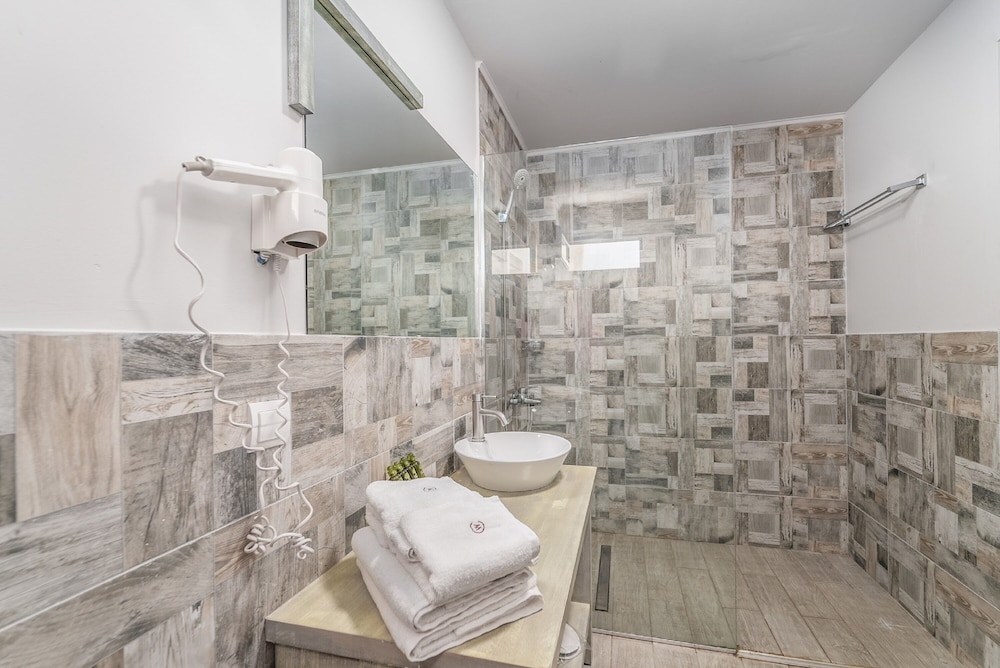 Ianos Hotel 23/24