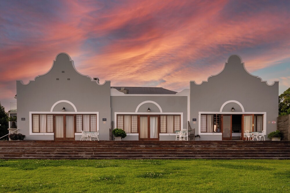 Madison Manor Boutique Hotel 64/72