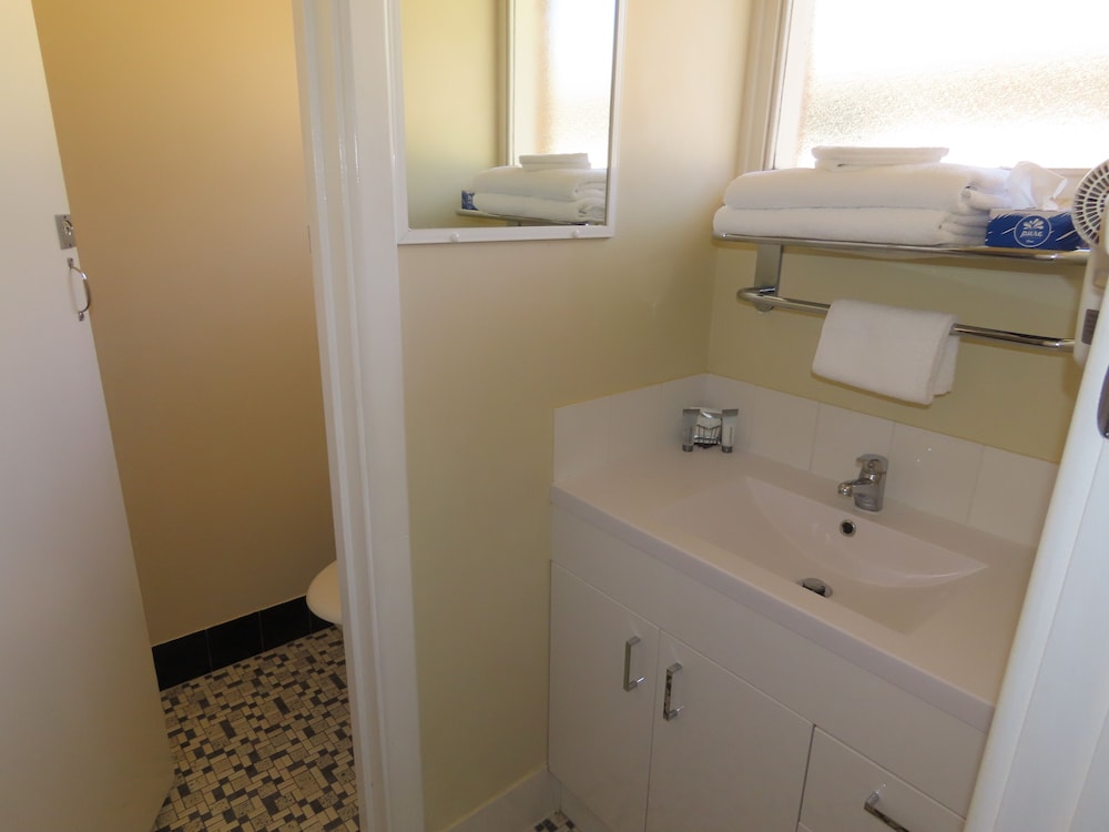 Emu Point Motel 70/70