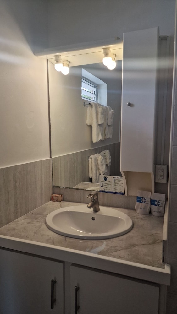 Pirate’s Inn Apartment Hotel 58/59