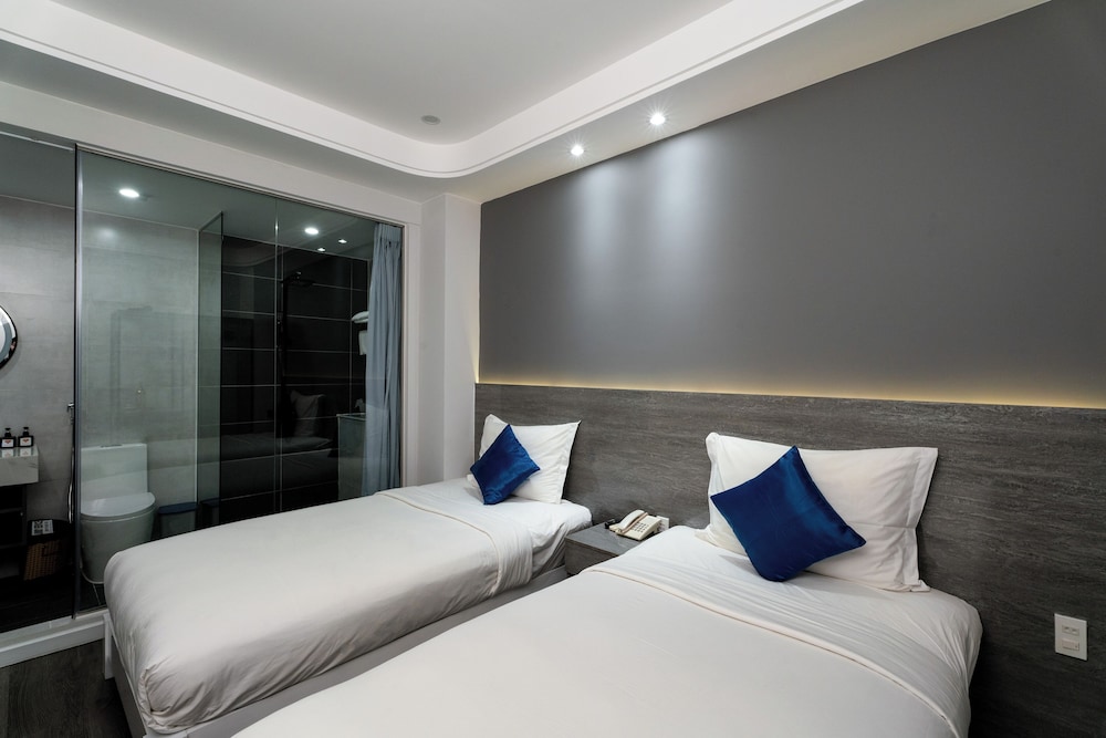 DELUXE, DOUBLE OR TWIN BED