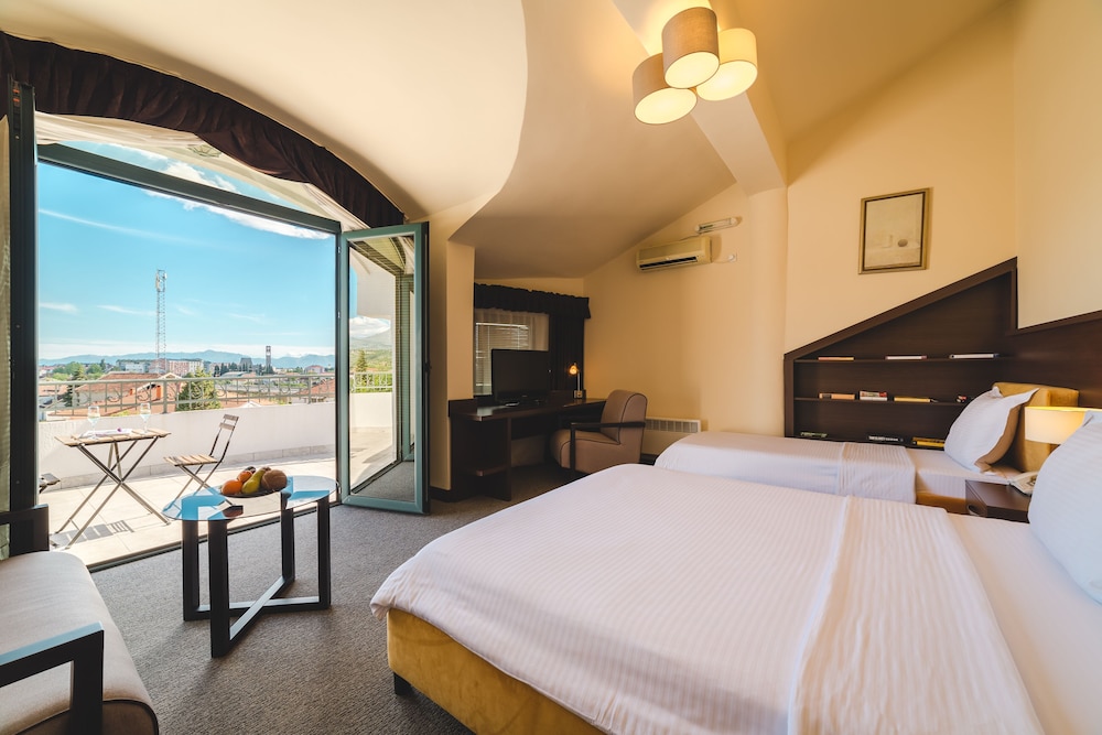Keto Hotel 7/39