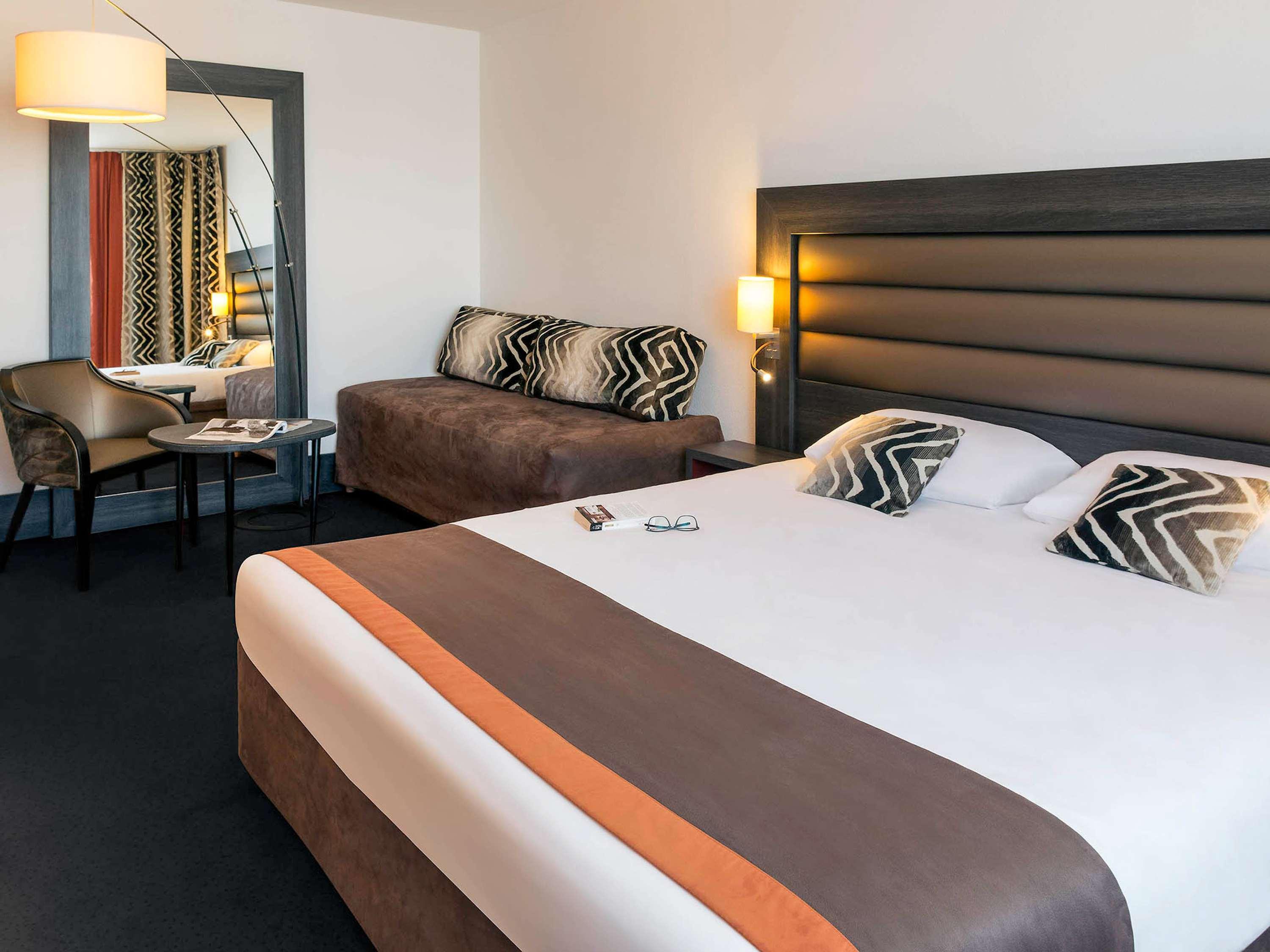 EXECUTIVE, 1 KING AND 1 SINGLE BEDS