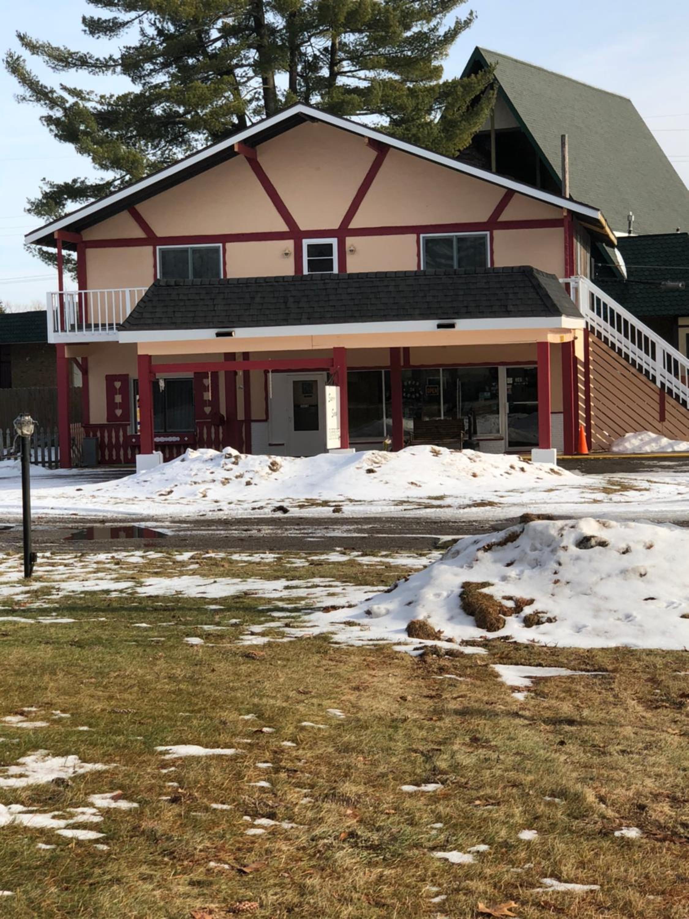 Sun 'n Snow Motel 45/50