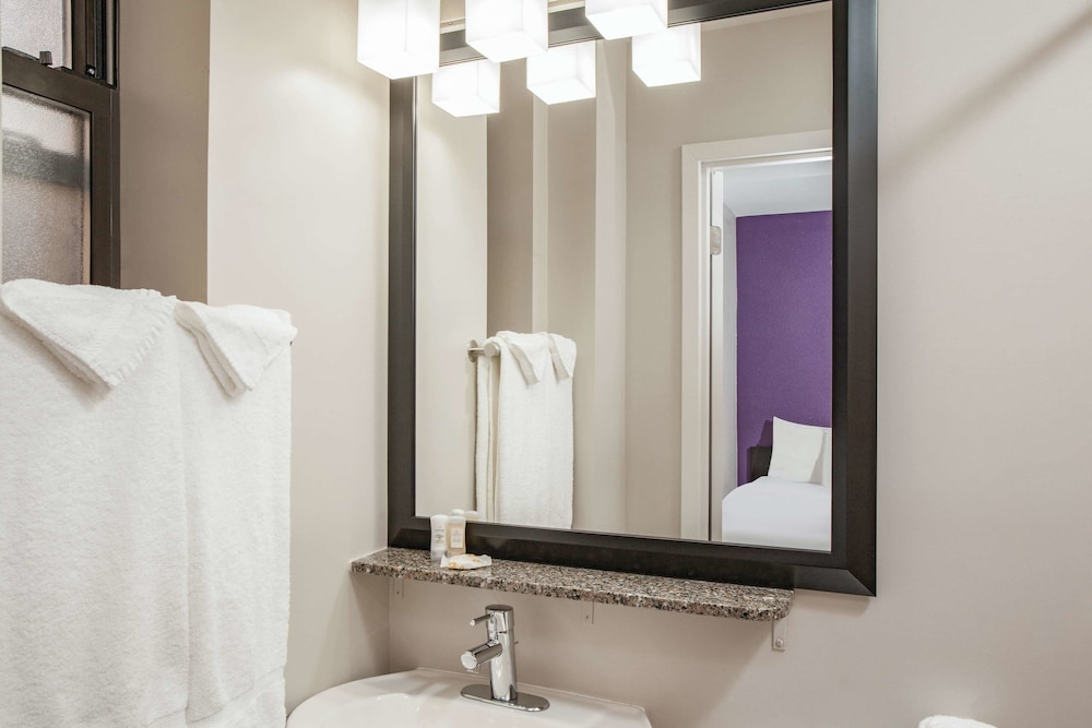 La Quinta Inn & Suites by Wyndham New York City Central Park 26/61