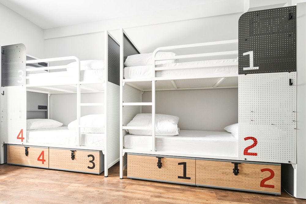 PRIVATE, 8 BEDS