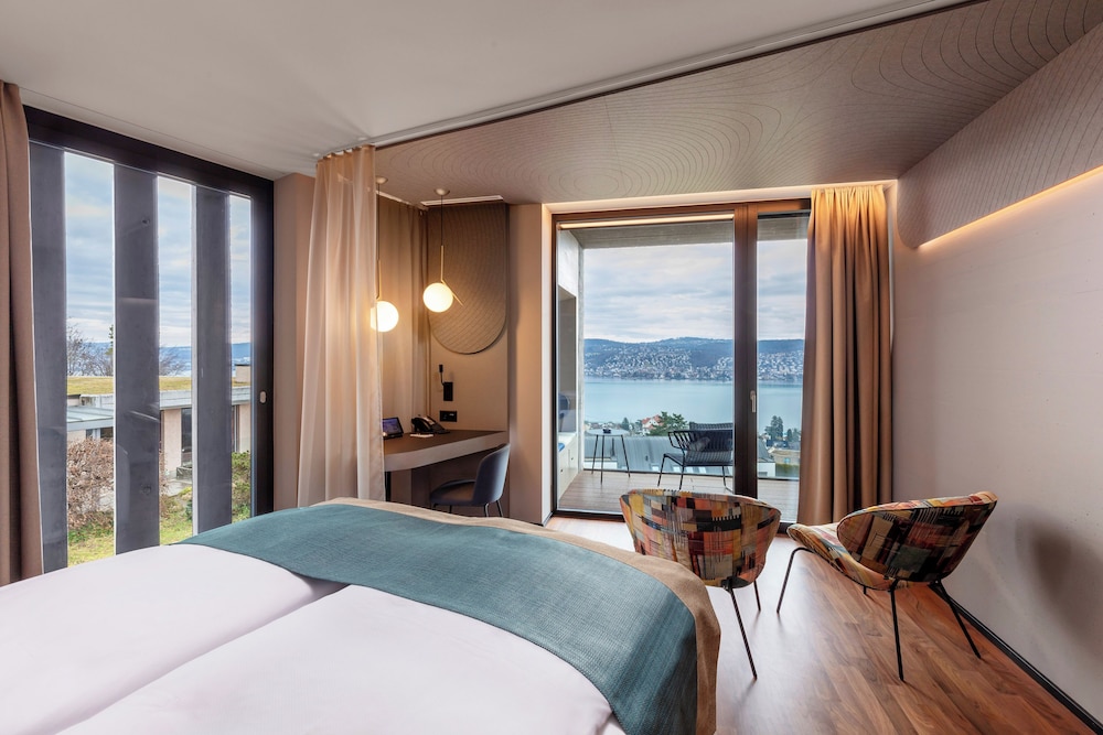 LIFESTYLE, LAKE VIEW