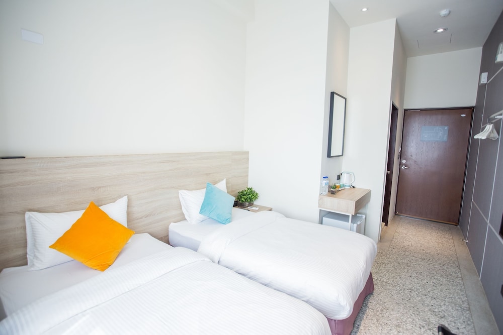 Rainbow Hotel 23/77
