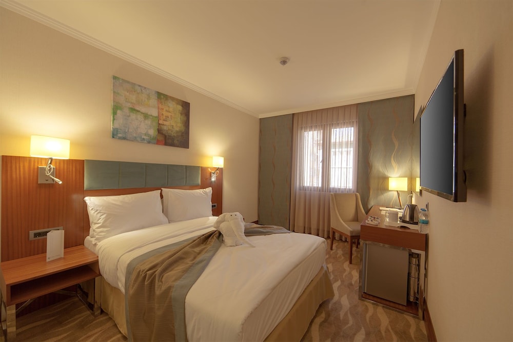 LAMEC HOTEL BUSINESS 9/32