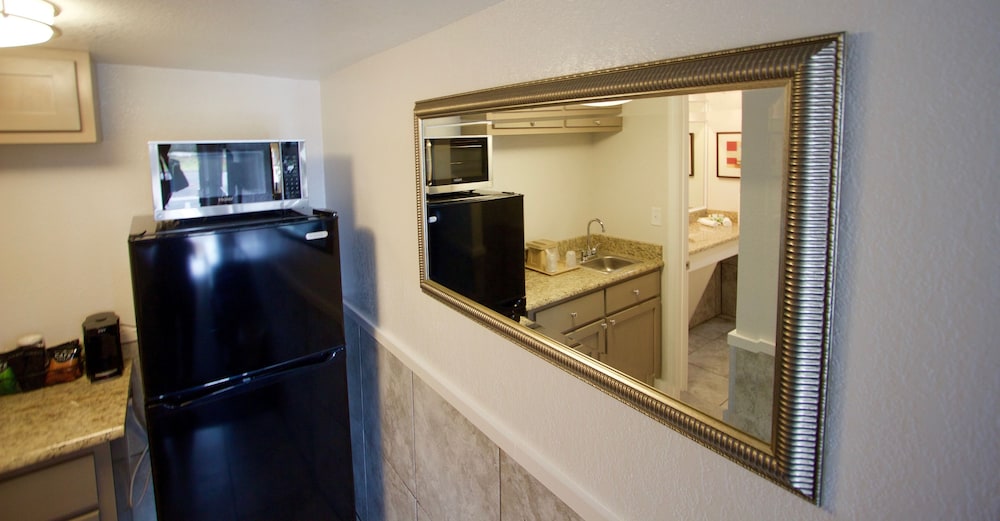 At Home Inn And Suites Pensacola 65/80