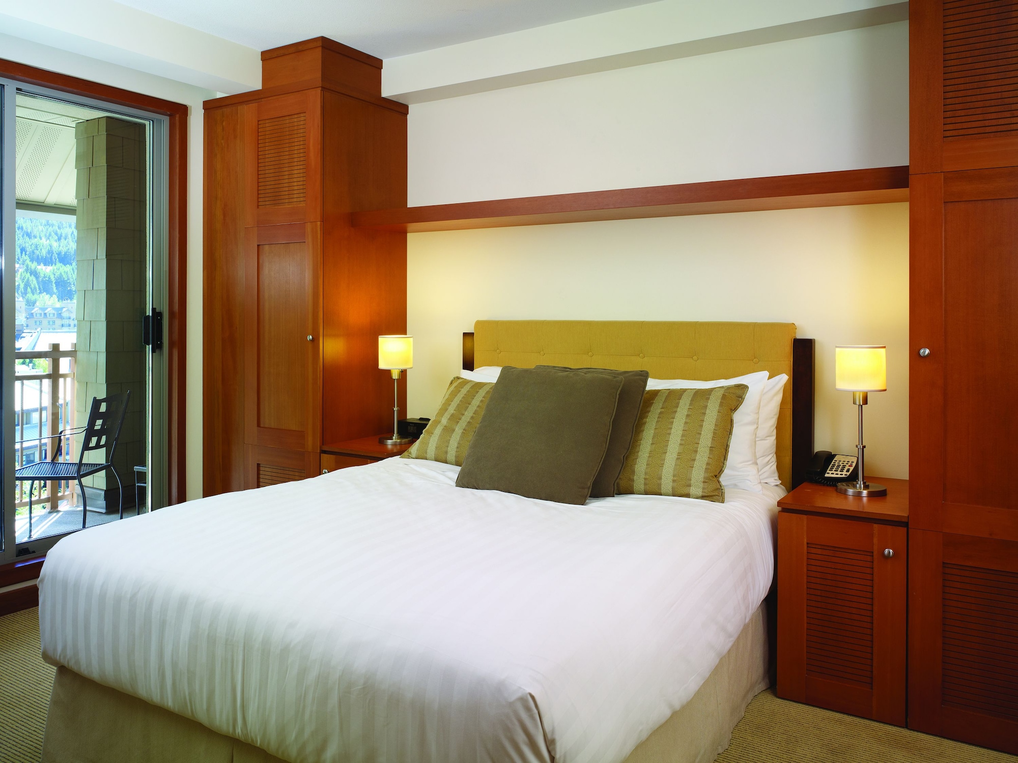 2 BEDROOMS, SUITE, LOW FLOOR