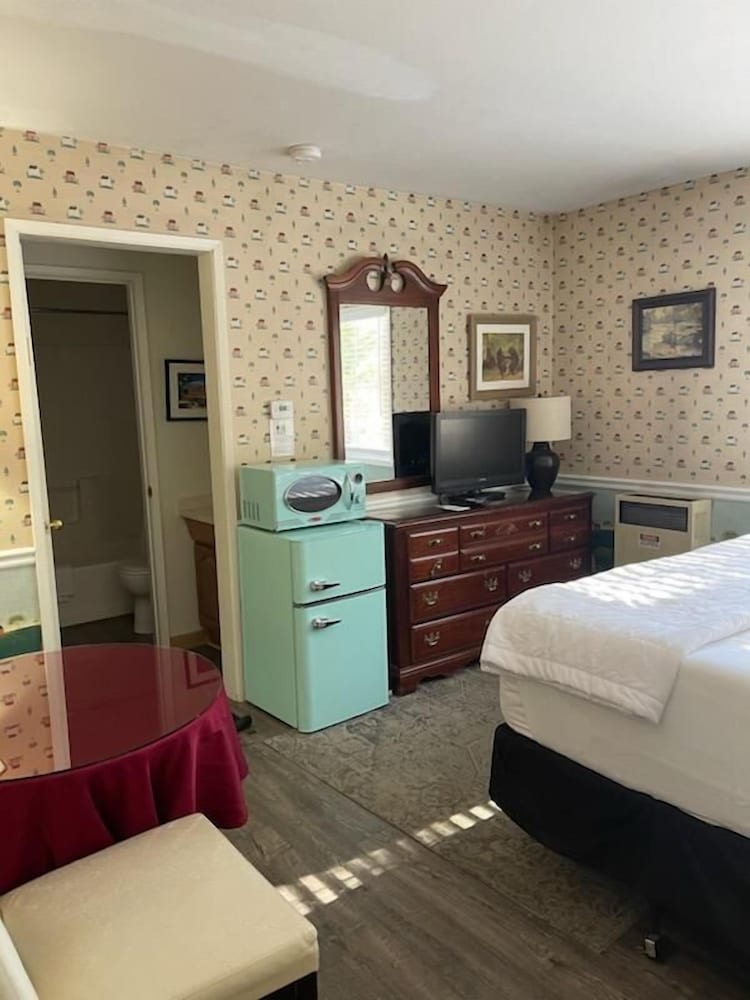 Cinnamon Bear Inn 24/80