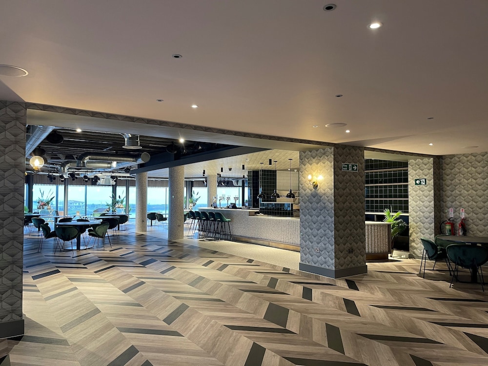 Waterfront Southport Hotel 4/50