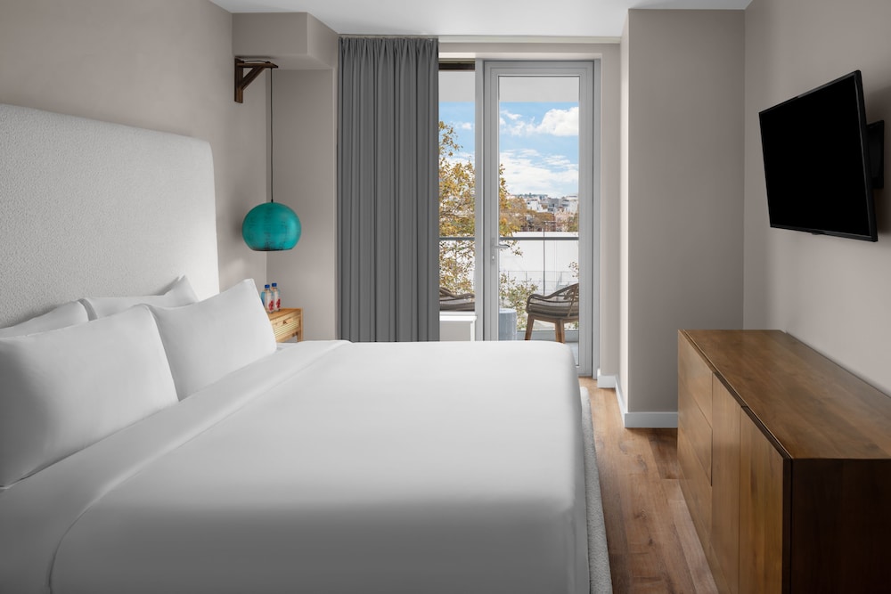 SUITE, KING BED