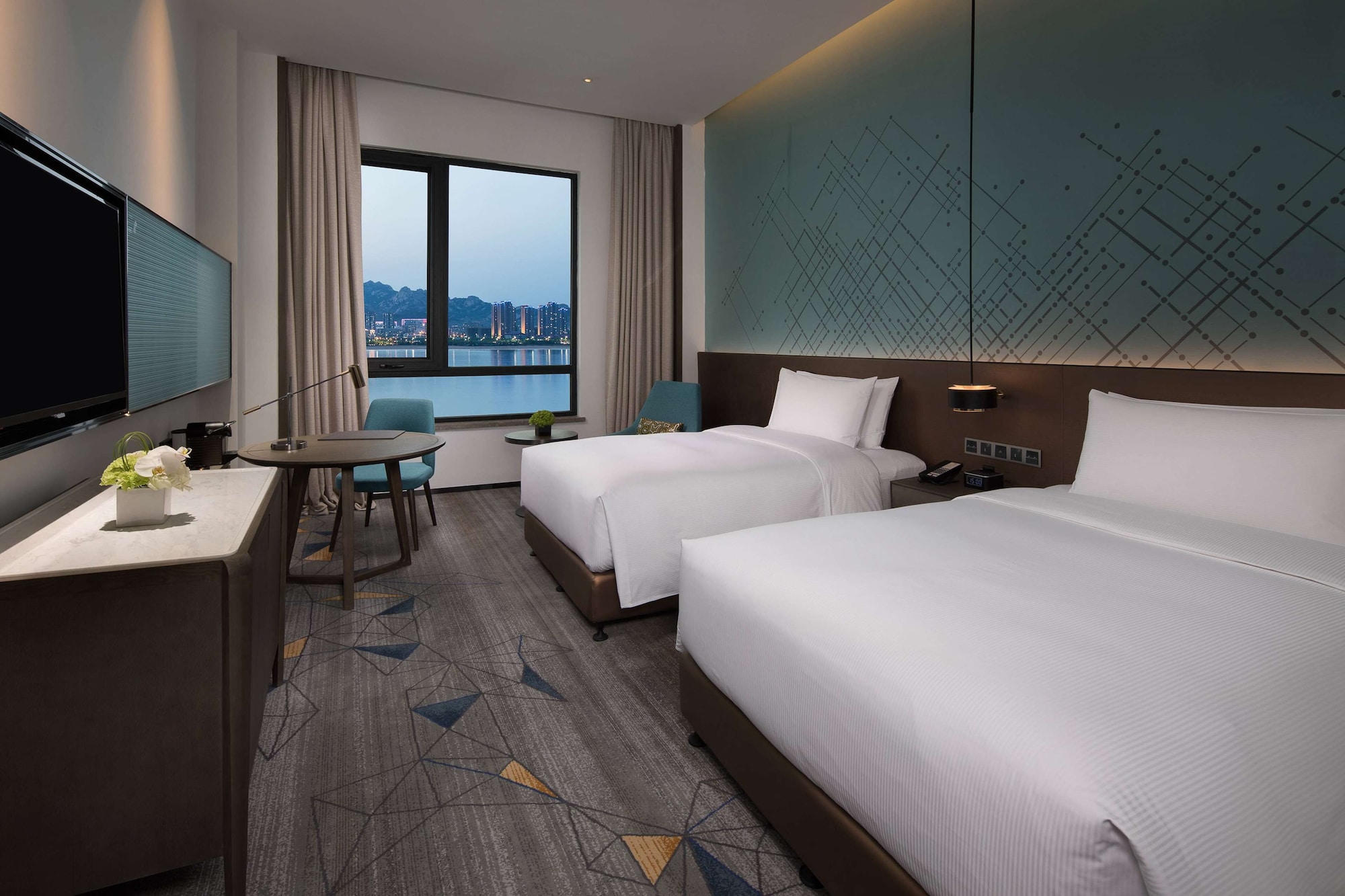 DELUXE, TWIN BEDS
