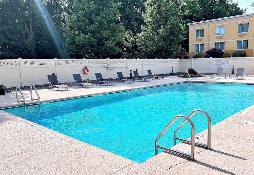 La Quinta Inn & Suites by Wyndham Danbury 7/58