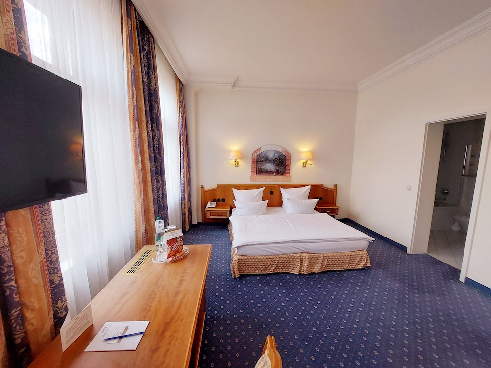 Bayerischer Hof Dresden 31/76