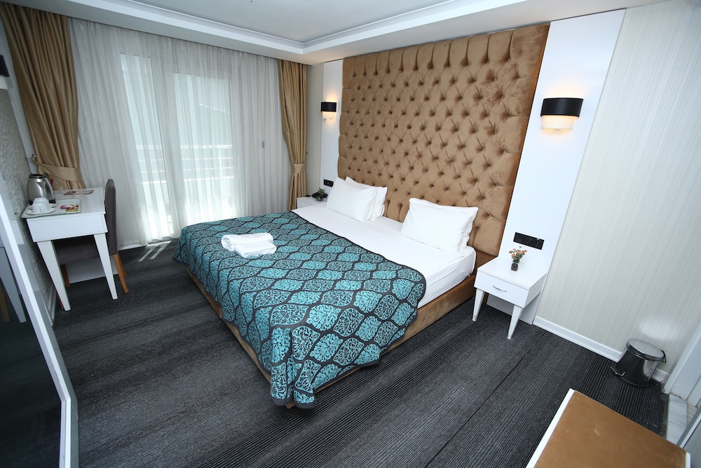 Grand Silay Hotel 13/50