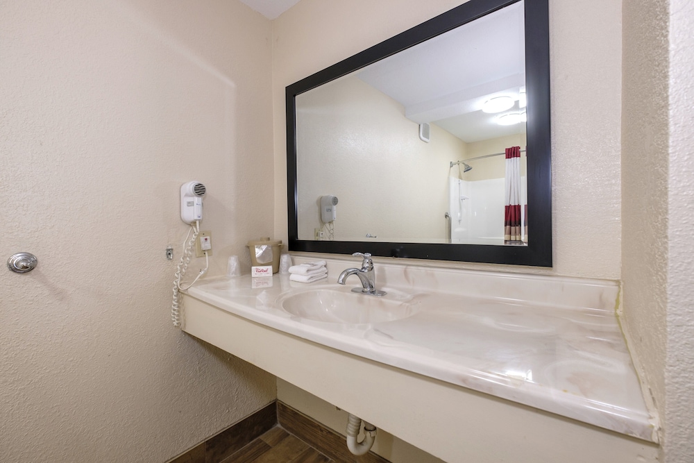 Red Roof Inn Columbus Ms 14/24