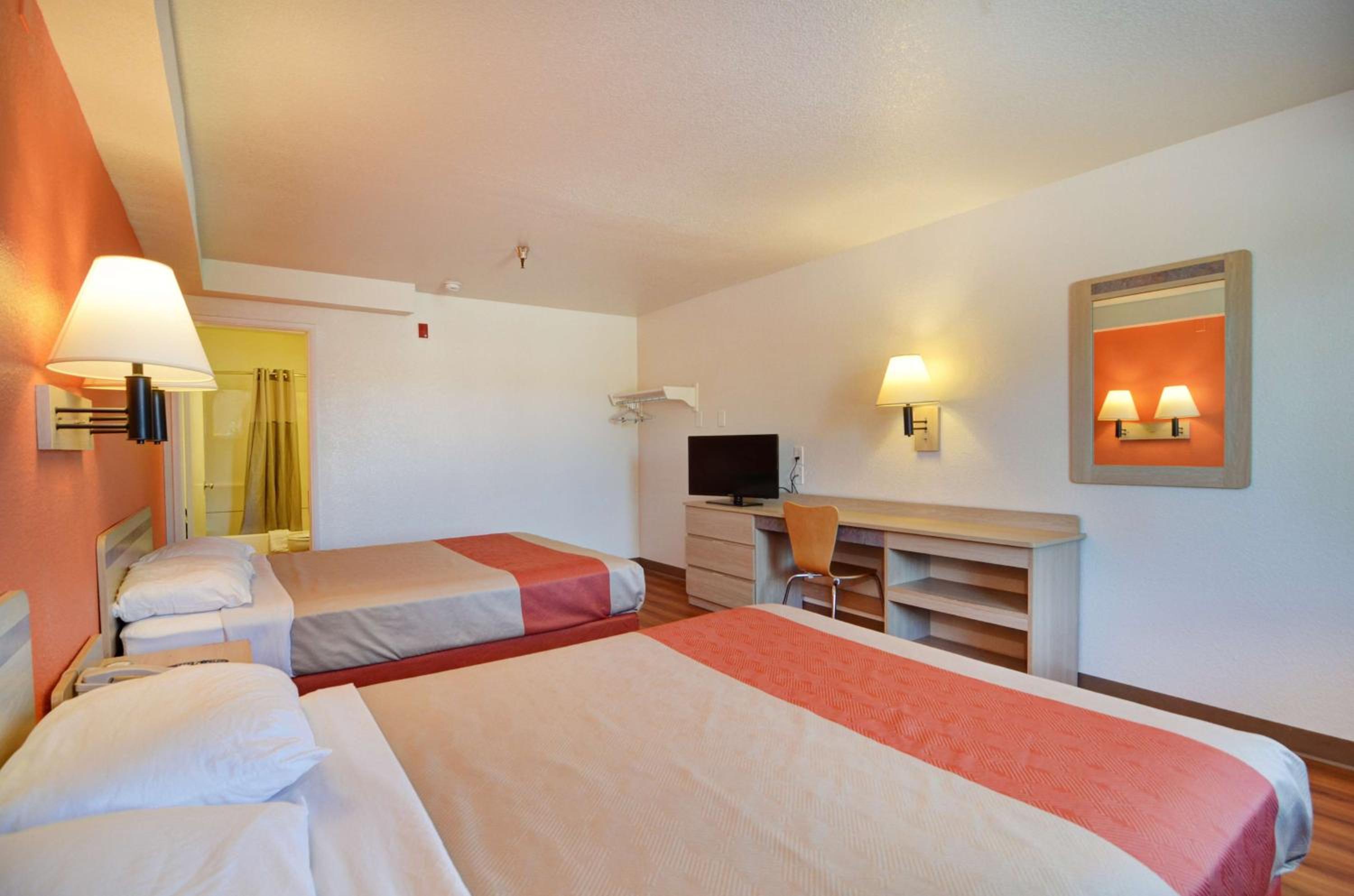 2 Queen Beds - Mini Fridge، Motel6 Twentynine Palms, CA 3/4