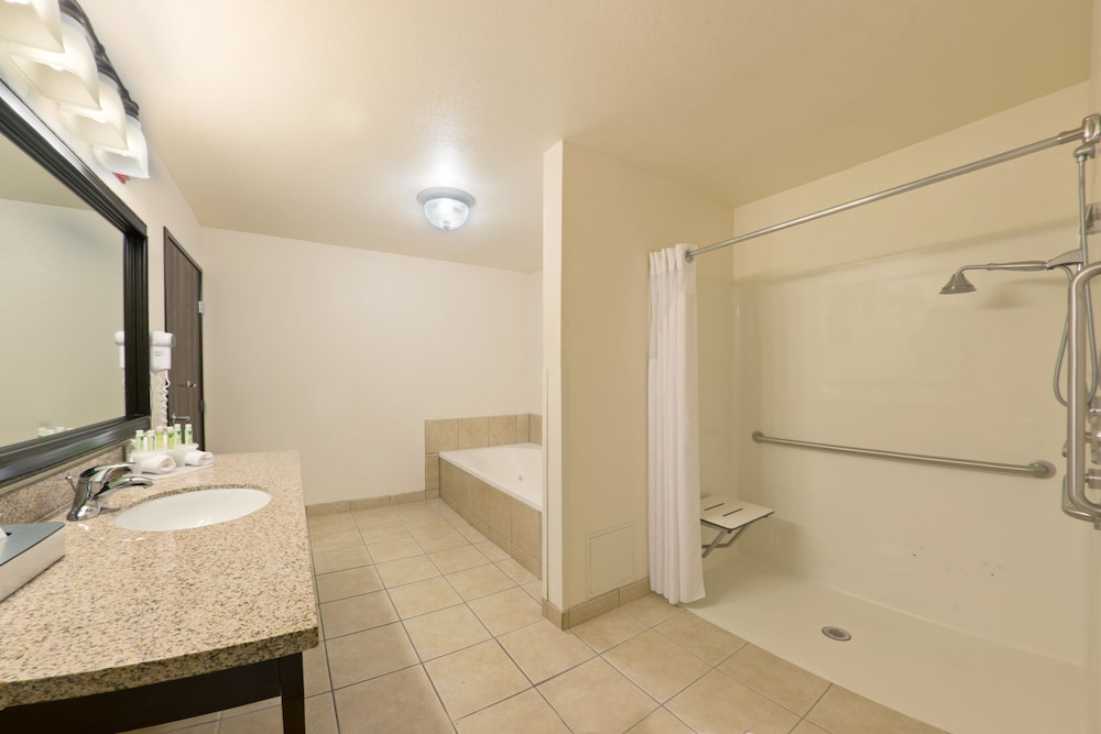 Holiday Inn Express Show Low 15/47