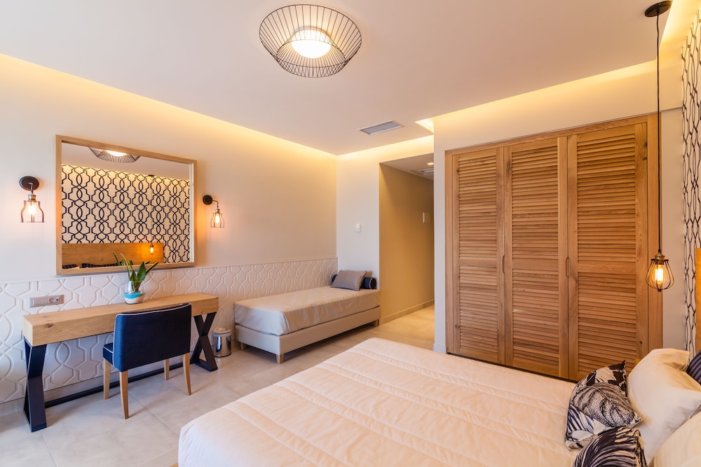 Sirens Beach Hotel 15/77