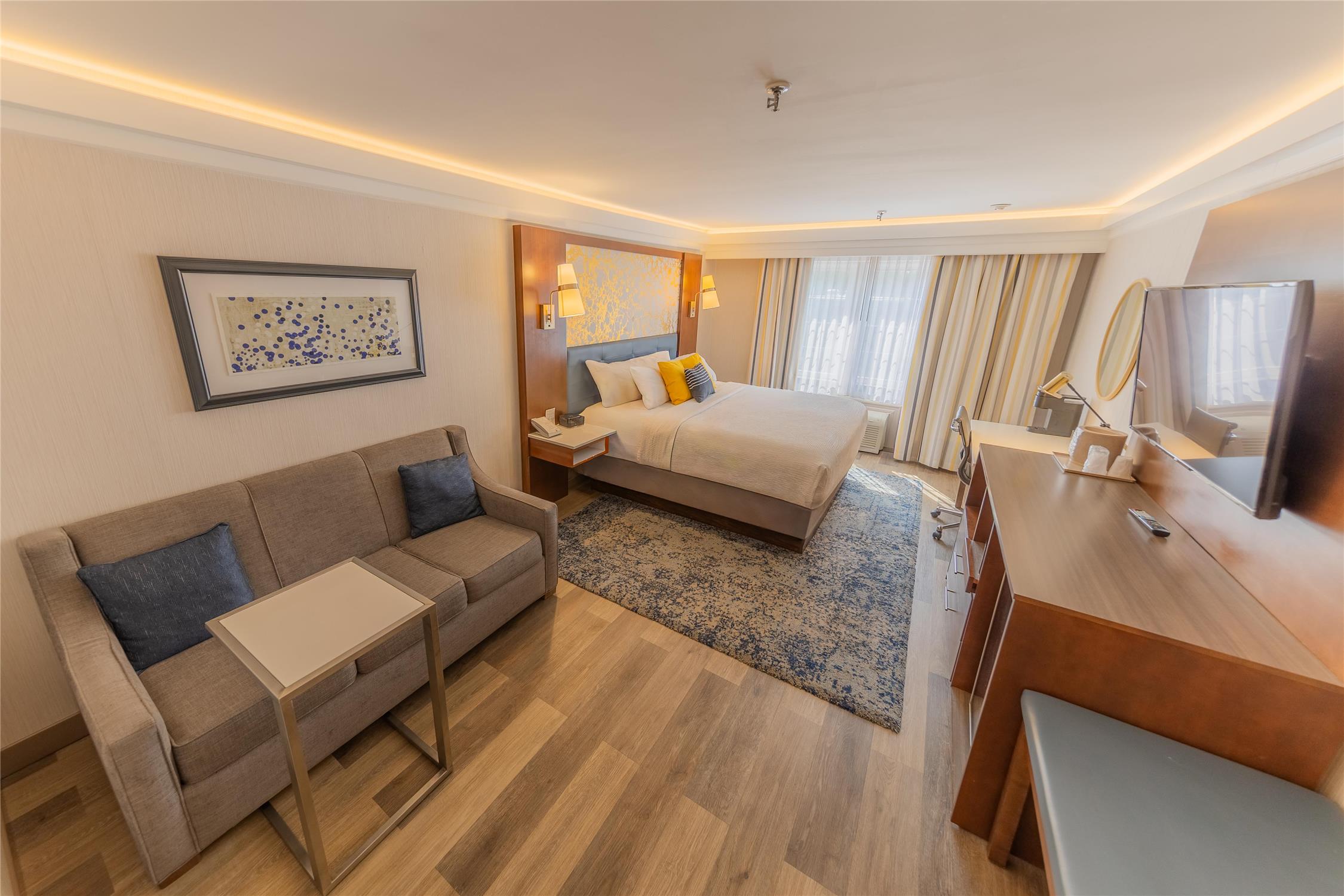 Room, King Bed, Sofa, The Westfield Inn, BW Signature Collection 7/9