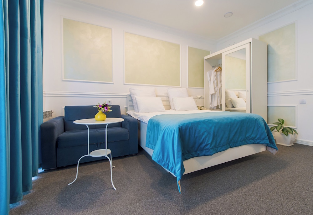 DELUXE, DOUBLE BED, PARTIAL SEA VIEW, BALCONY