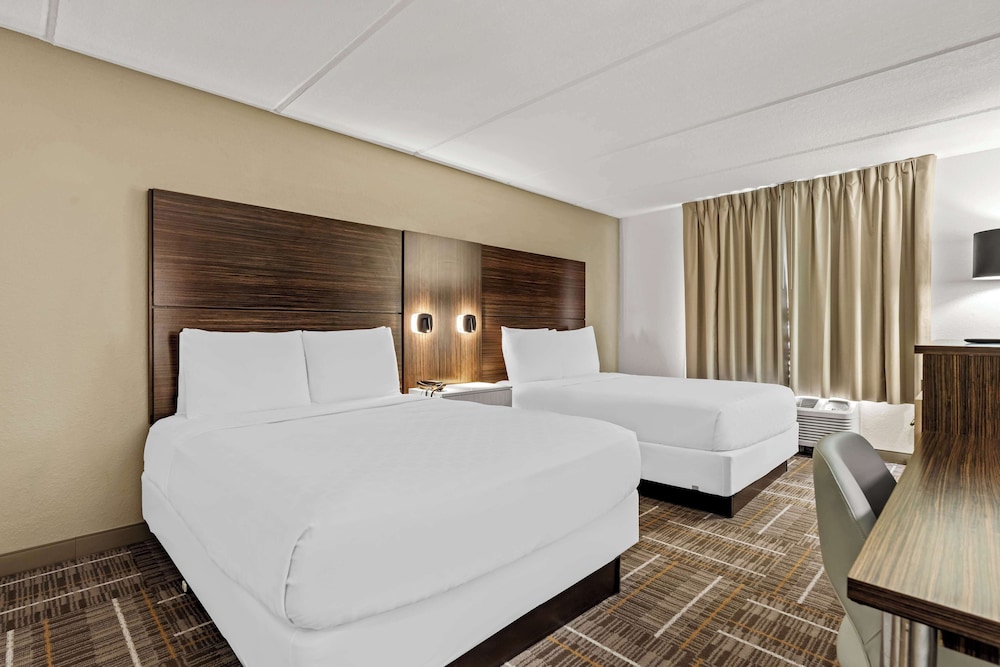 2 QUEEN BEDS