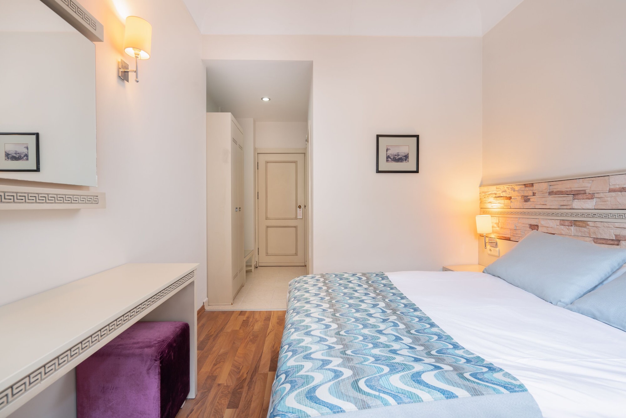 ECONOMY, DOUBLE OR TWIN BED
