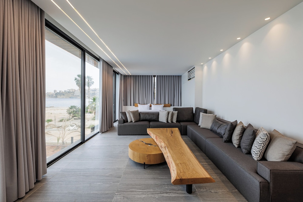 Middle Beach Hotel 41/49