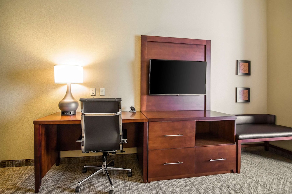 Comfort Suites Dodge City, KS 36/39