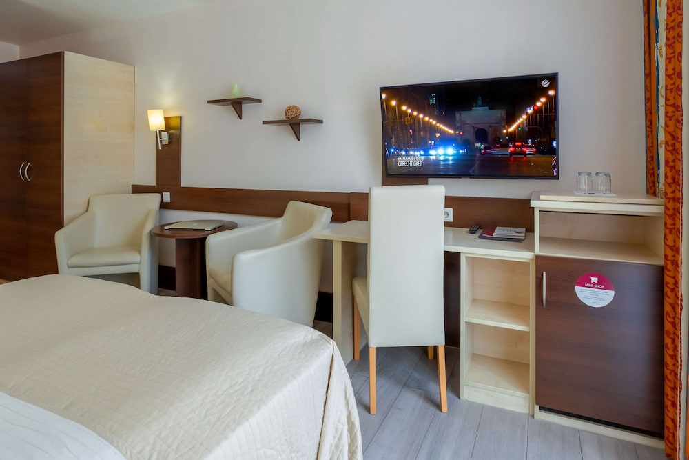 Astor Hotel 28/80