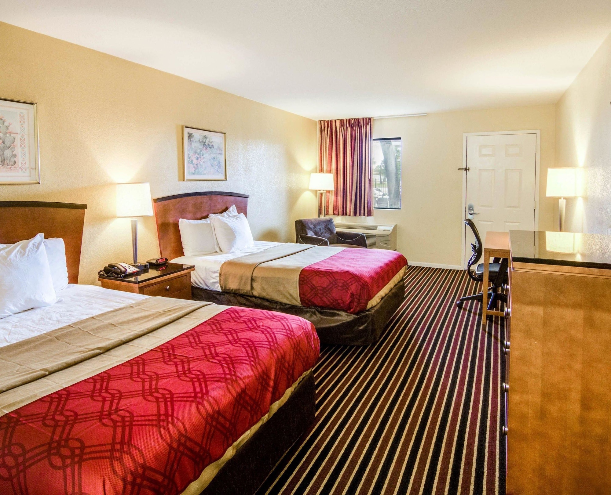 STANDARD, 2 DOUBLE BEDS