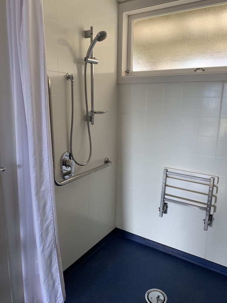 MANAPOURI LAKEVIEW MOTOR INN 33/69