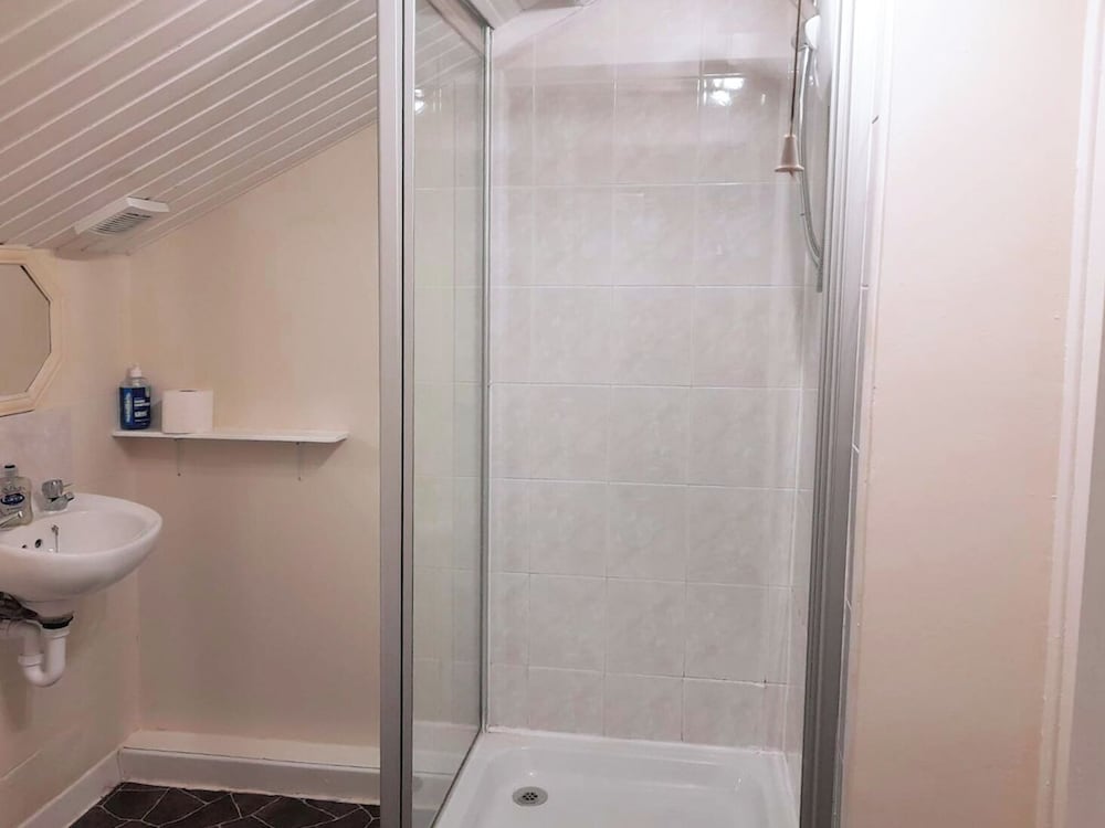 Irvine Riverside Guesthouse by Payman Club 28/32