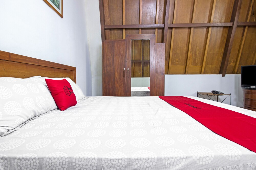 Reddoorz Plus Near Parahyangan University 3/25