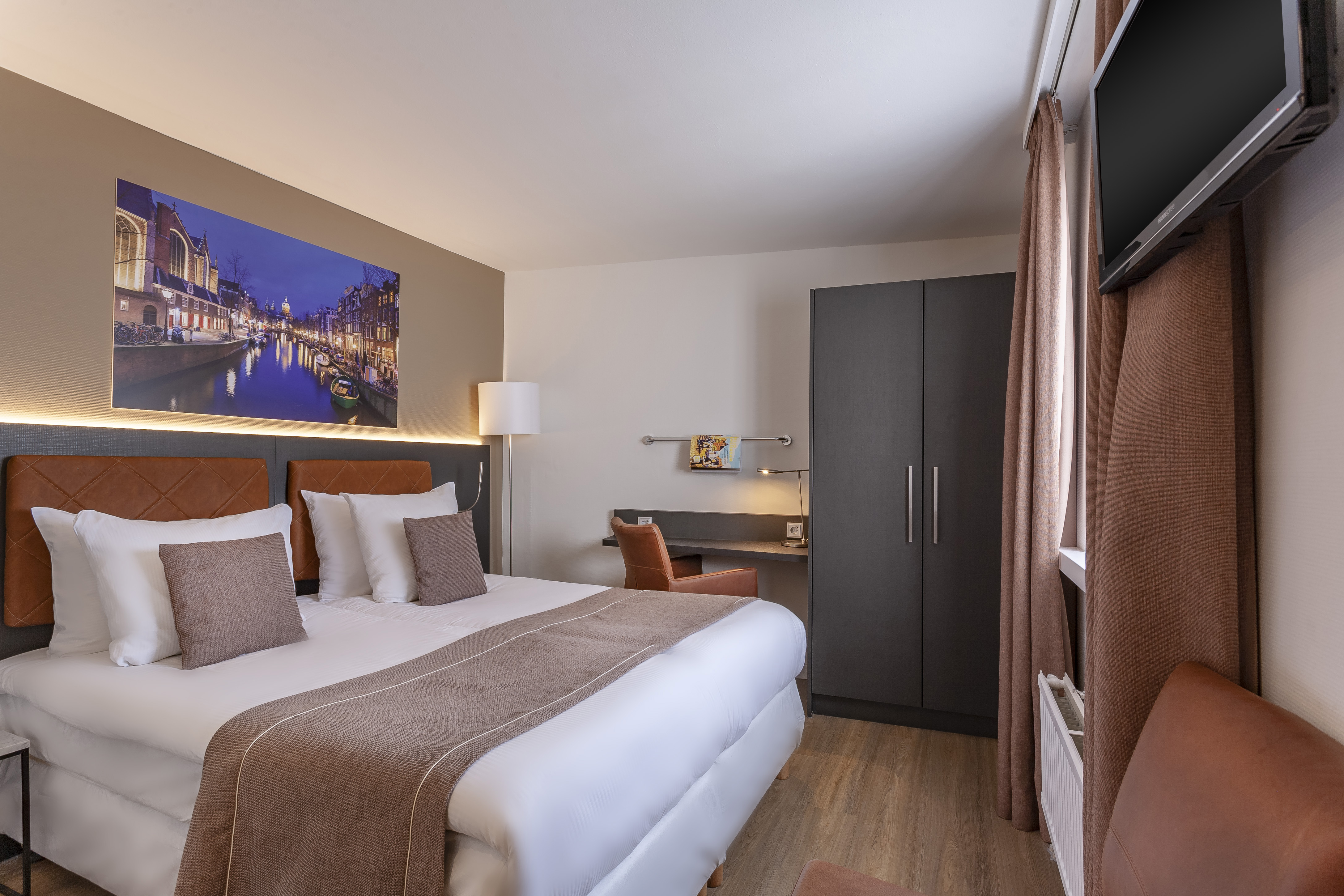 ROOM, TWIN BEDS