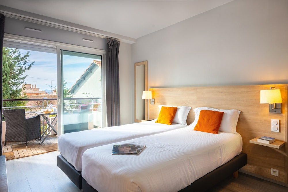 Superior, Studio, Twin Beds