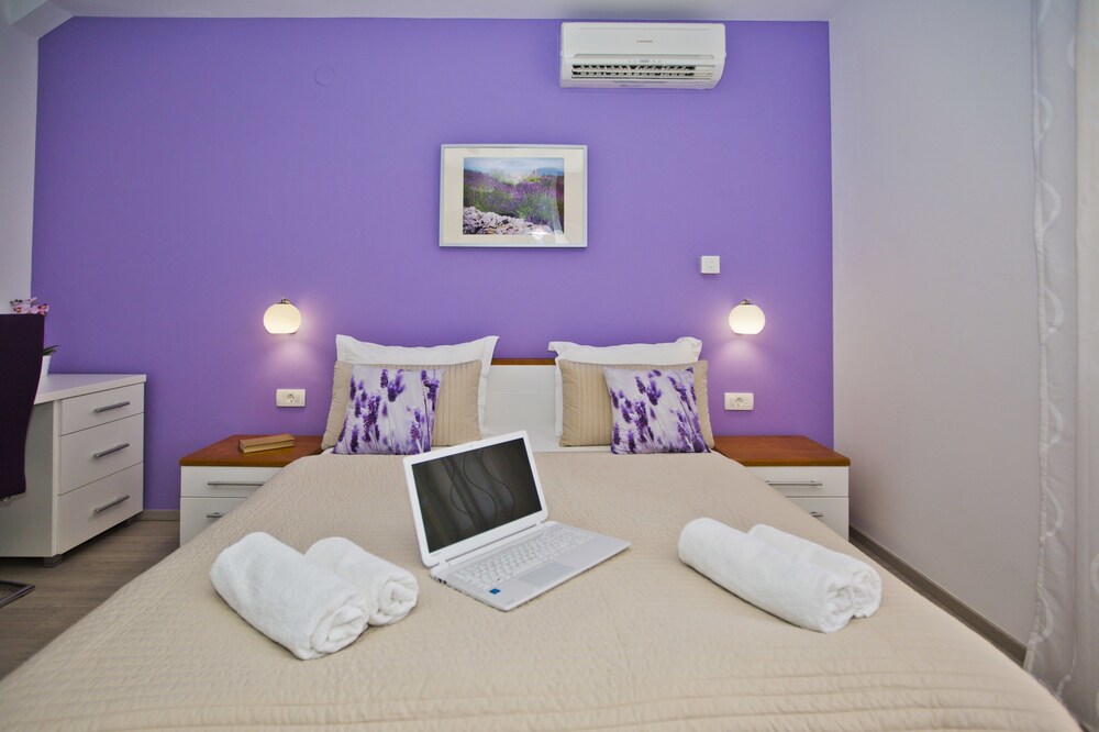 Violeta Hvar 25/72
