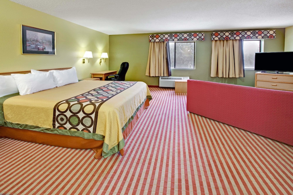 Super 8 by Wyndham Pasadena 8/25