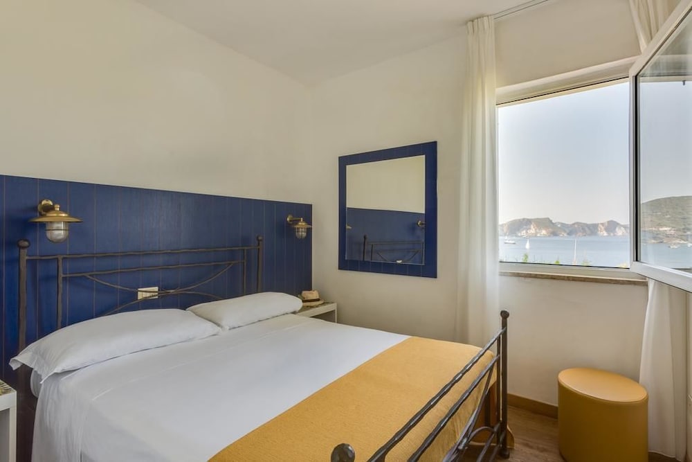 غرفة اقتصادية بسرير فردي بإطلالة على البحر، Hotel Torre Dei Borboni 4/9