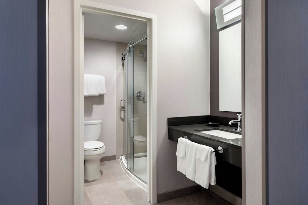 غرفة بسرير كينج مع أريكة، Courtyard Pittsburgh Airport 9/10