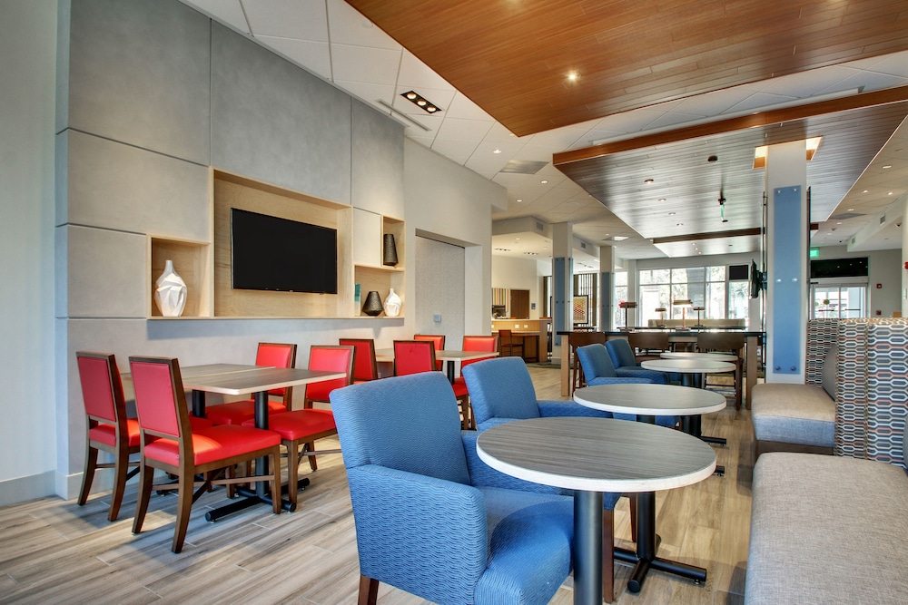 Holiday Inn Express Suites Charleston Ne Mt Pleasant Us17 35/40