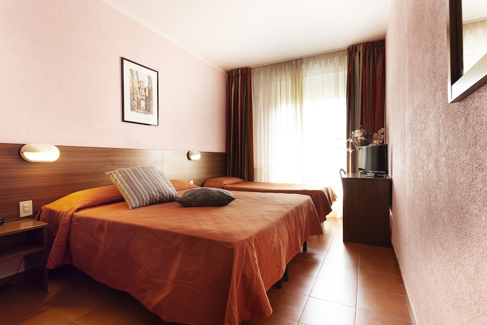 ROOM, DOUBLE OR TWIN BED