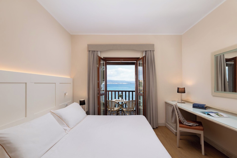 Room, Triple, 1 Queen and 1 Single Bed, Sea View