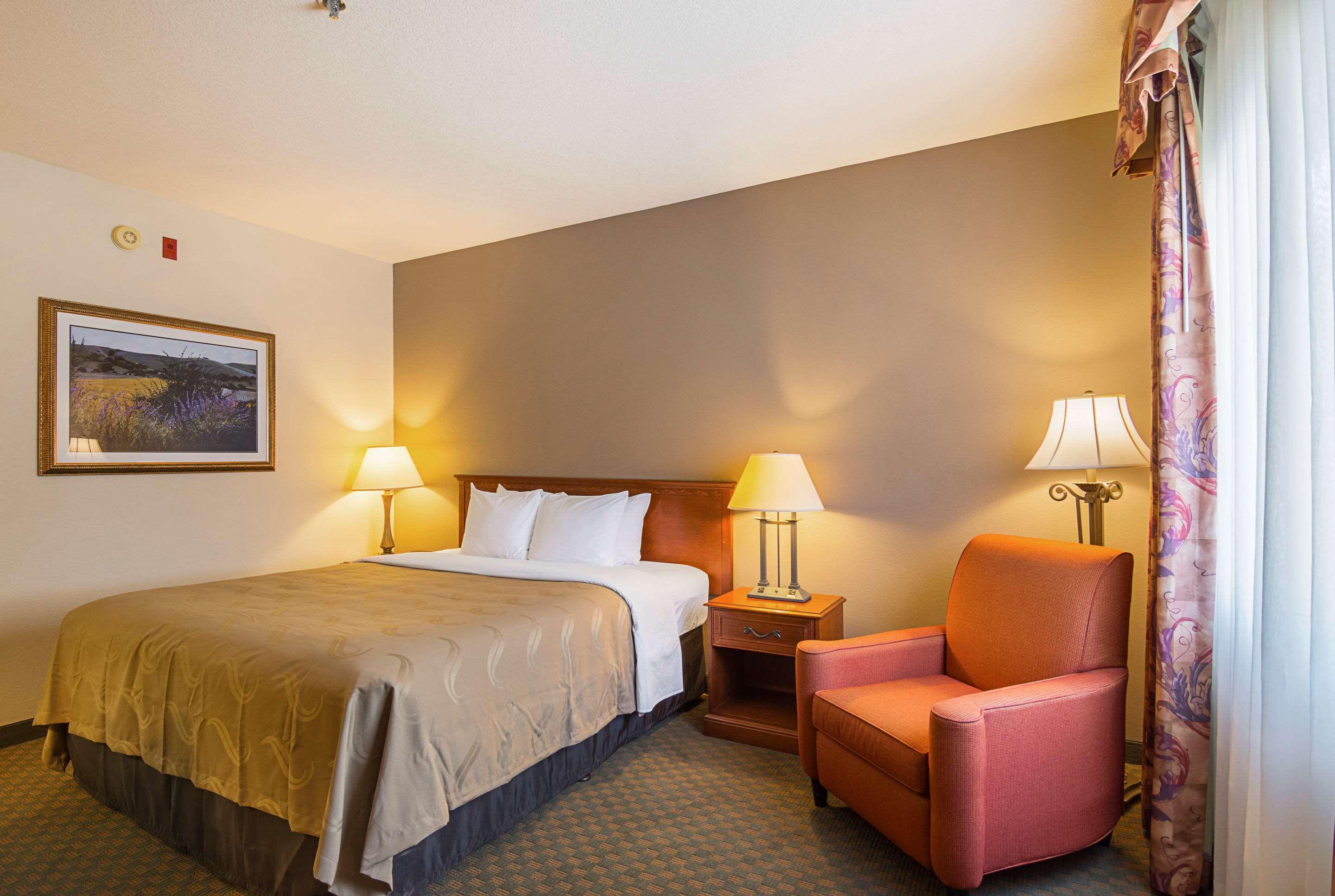 ROOM, KING BED